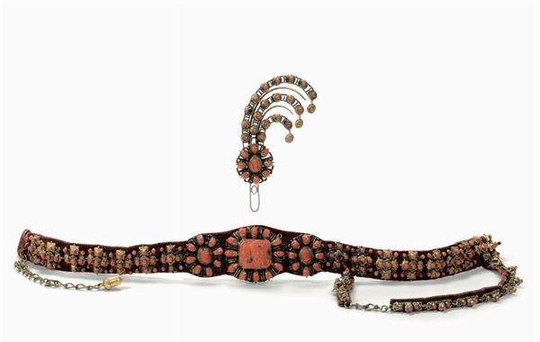 Cintura per costume da cerimonia e spilla per copricapo con coralli e finimenti in metallo dorato, Europa centrale, Ungheria (?) XVIII-XIX secolo