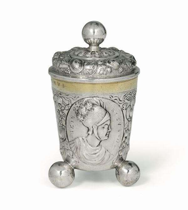 Coppa con coperchio in argento fuso, sbalzato, cesellato e dorato. Germani XVIII secolo, bollo camerale e dell’argentiere PW (non identificato)