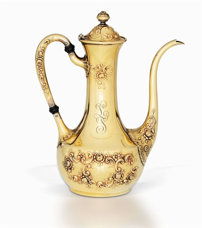 Caffettiera “alla turca” in argento fuso, sbalzato e dorato. USA XIX-XX  secolo, argentiere Ghoram - Asta