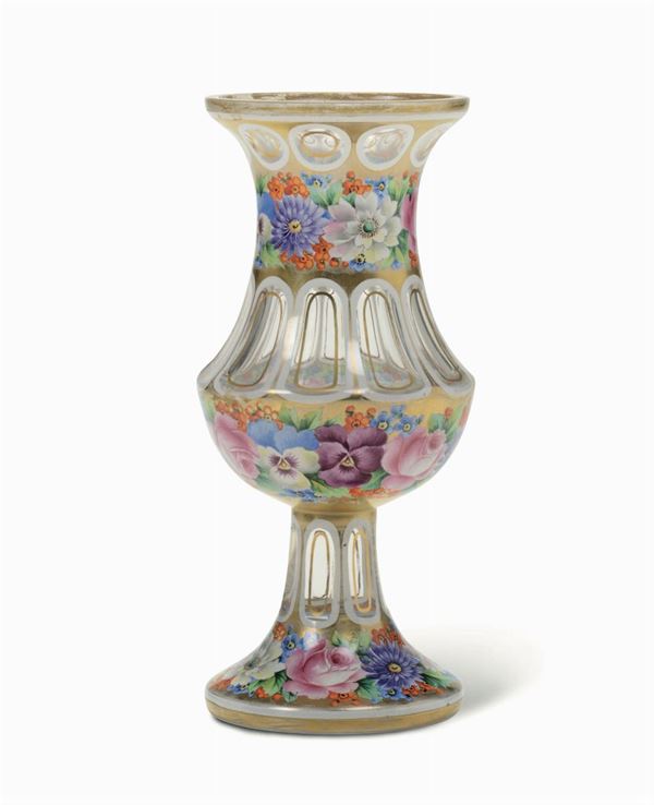 Vaso in vetro lattimo a decoro floreale, XIX secolo
