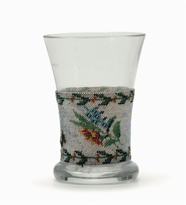 Bicchiere in vetro con perline, XIX secolo