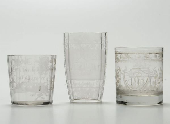 Gruppo di tre bicchieri in vetro inciso, XIX secolo