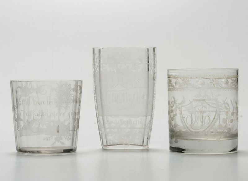 Gruppo di tre bicchieri in vetro inciso, XIX secolo  - Asta Antiquariato - Cambi Casa d'Aste