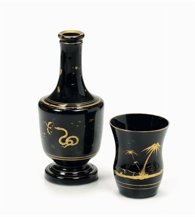 Bottiglia e bicchiere da acqua in vetro lattimo nero a decoro dorato, XIX secolo  - Asta Antiquariato - Cambi Casa d'Aste