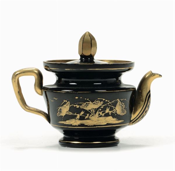 Piccola teiera vetro lattimo nero a decoro dorato, XIX secolo