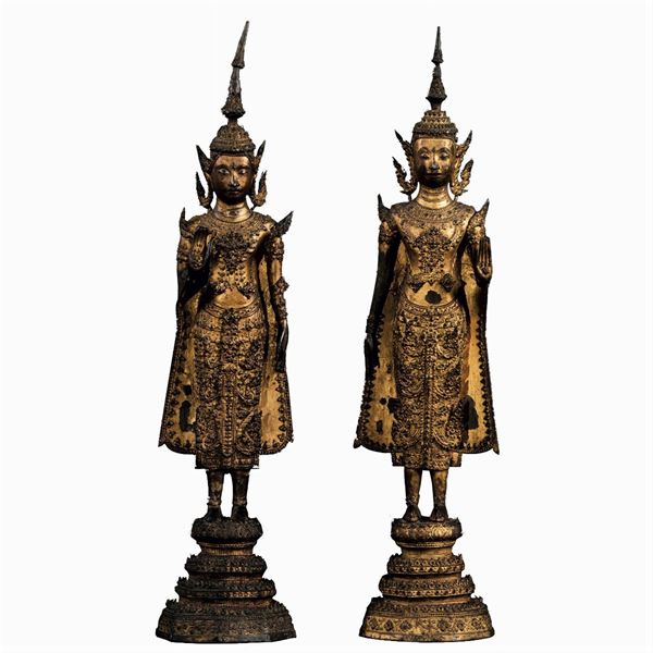 Lotto composto da due figure di Buddha stanti in bronzo dorato, Thailandia, metà XIX secolo