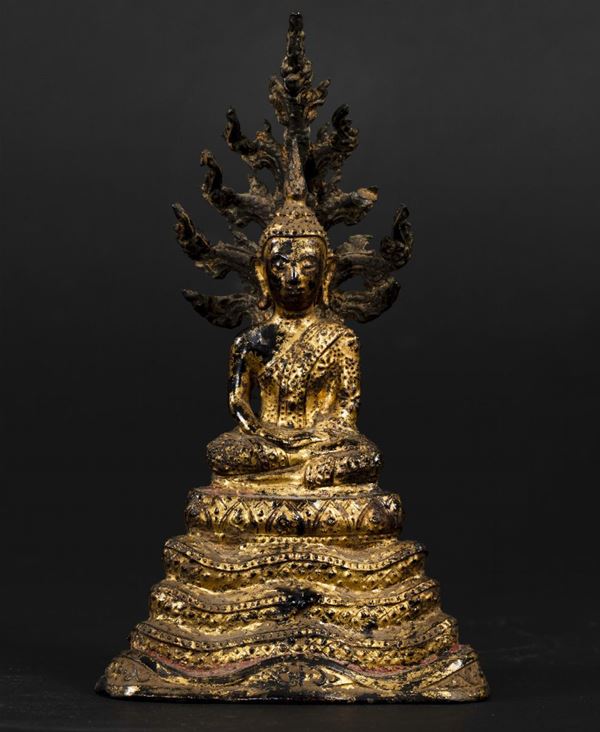 Figura di Buddha seduto su base a scalare in bronzo dorato, Thailandia, metà XIX secolo