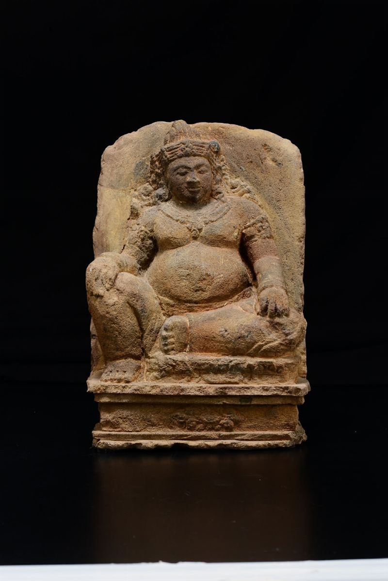 Scultura in pietra raffigurante Budai seduto, Cambogia, XII secolo  - Asta Arte Orientale - Cambi Casa d'Aste