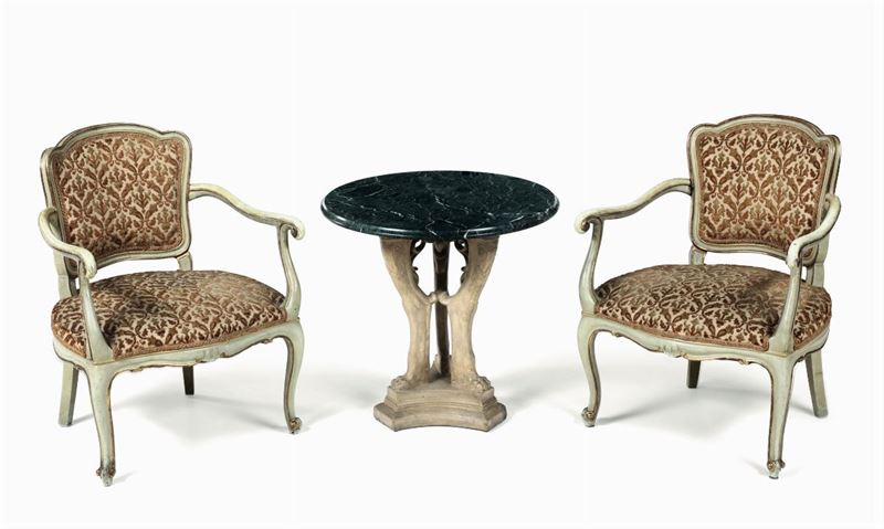 Tavolino basso con piano in marmo e coppia di poltroncine, XX secolo  - Asta Arredi | Cambi Time - Cambi Casa d'Aste