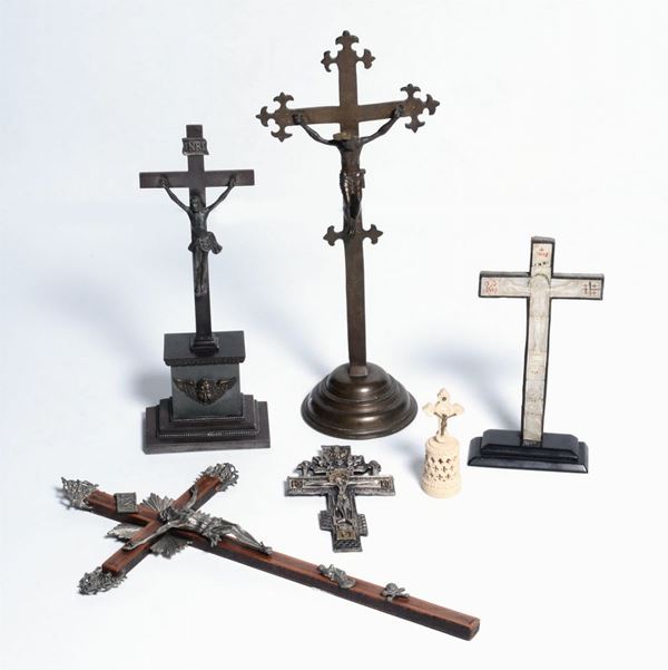 Gruppo di sei crocifissi di varie epoche e materiali