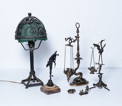 Insieme di Lucerne, Sculturine e Lampada in Metallo e Bronzo