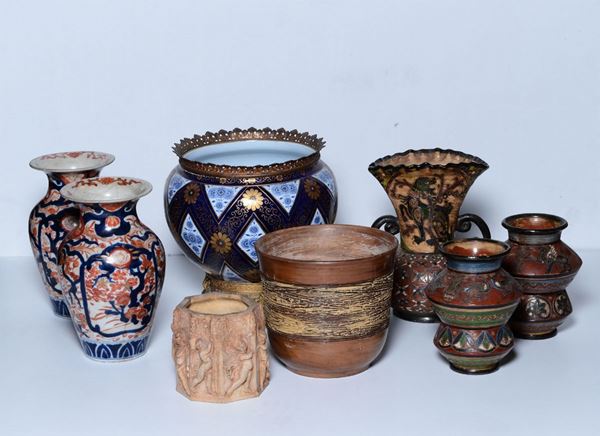 Insieme di vasi in porcellana e terracotta