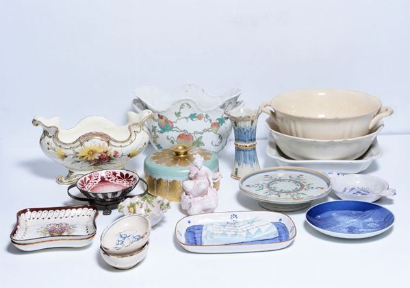 Lotto di diversi oggetti in ceramica
