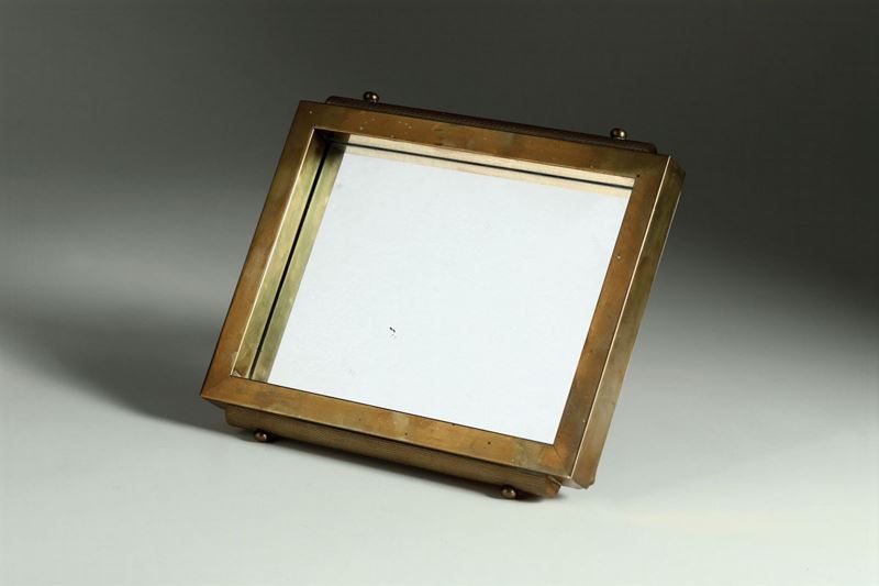 Specchio da tavolo con cornice in ottone.  - Auction Design - Cambi Casa d'Aste