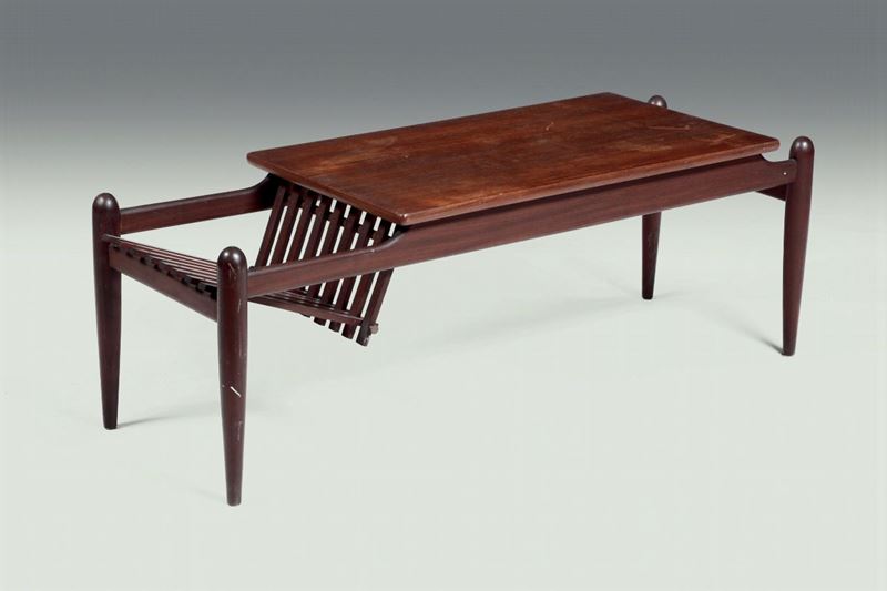 Tavolo basso con portariviste. Struttura in legno.  - Auction Design - Cambi Casa d'Aste