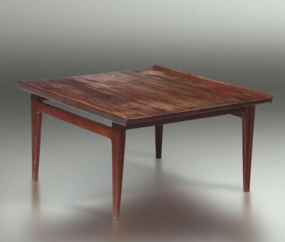 Tavolo Basso con Struttura in Legno.