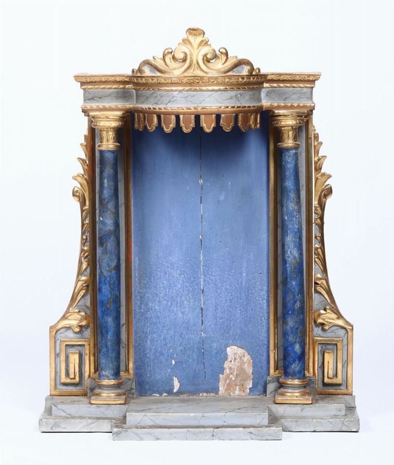Nicchia in legno intagliato, dipinto e dorato, XVIII secolo  - Asta Arredi - Cambi Casa d'Aste