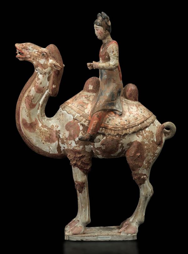 Figura di dama a cavallo di un cammello in terracotta con tracce di policromia, Cina, Dinastia Tang (618-906)