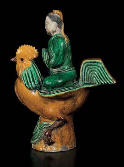 Figura di Monaco Seduto su Gallo in Porcellana a Smalti Sancai, Cina, Dinastia Qing, Epoca Kangxi...