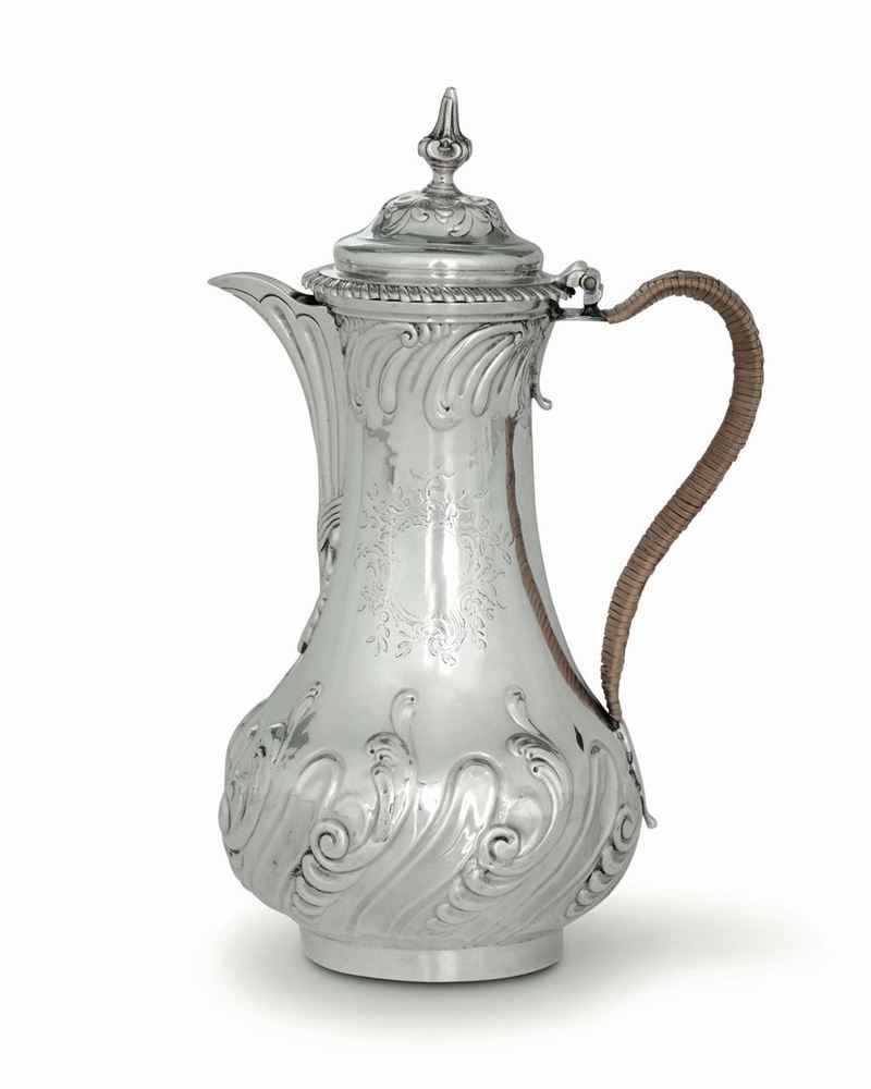 Caffettiera in argento fuso, sbalzato e cesellato, Londra 1761, argentieri T. Whifham & C. Wright  - Asta Argenti da Collezione - Cambi Casa d'Aste