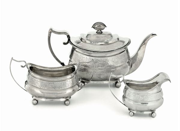Servizio da tè in argento, fuso, sbalzato e cesellato composto da teiera, zuccheriera e lattiera, Londra 1833 argentiere Naphtali Harr