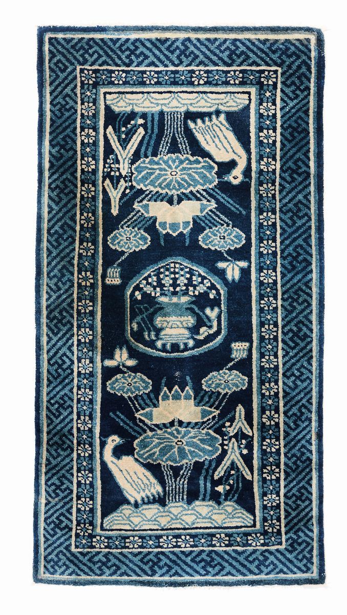 Piccolo tappeto, Cina, inizio XX secolo  - Auction Antique Carpets - Cambi Casa d'Aste