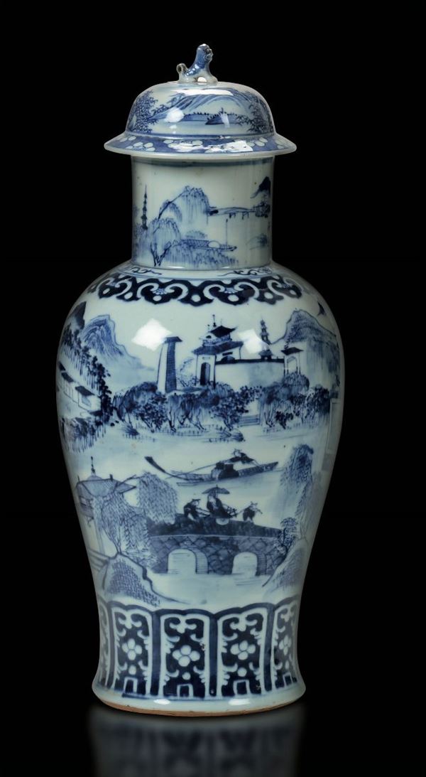Vaso a bottiglia in porcellana bianca e blu con scena di vita comune entro paesaggio e decori floreali, Cina, Dinastia Qing, epoca Shunzhi (1644-1661)