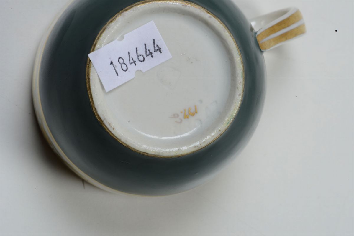 Tazza Pseudo Vienna in Porcellana, Decoro Verde e Oro, XX Secolo