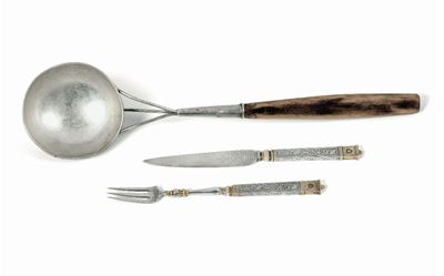 Coltello e Forchetta in Argento Fuso, Sbalzato, Cesellato e Dorato. Italia XX Secolo