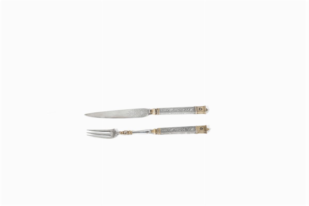 Coltello e Forchetta in Argento Fuso, Sbalzato, Cesellato e Dorato. Italia XX Secolo