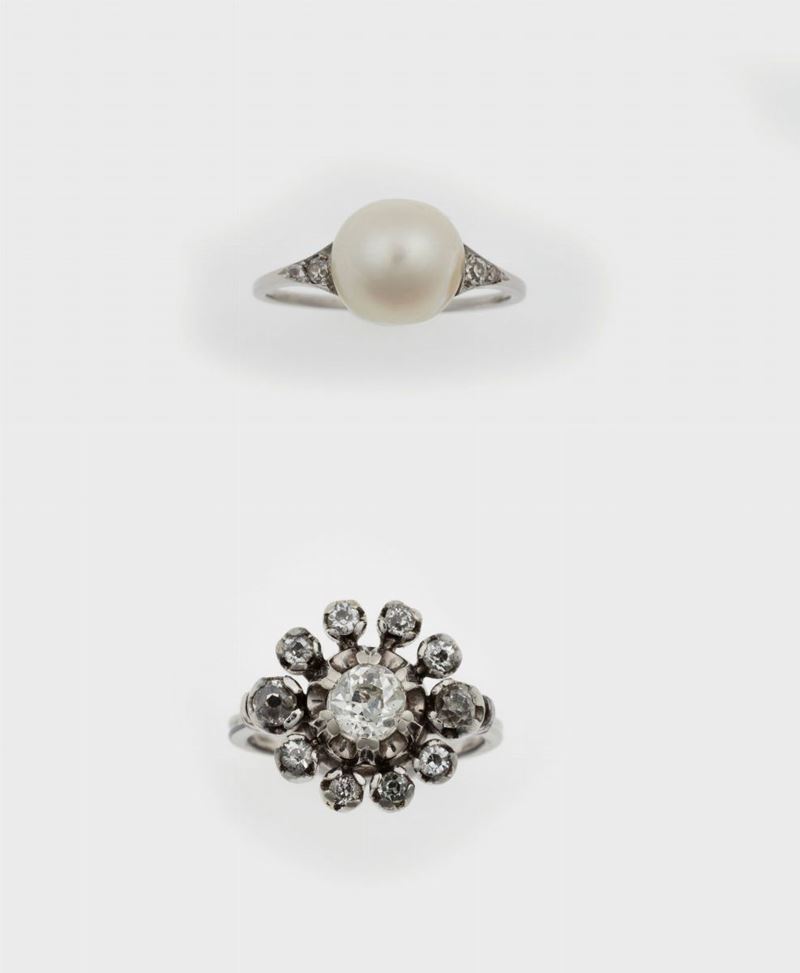 Lotto composto da un anello con perla e piccoli diamanti ed un anello con diamanti di vecchio taglio  - Asta Asta a Tempo Gioielli - Cambi Casa d'Aste