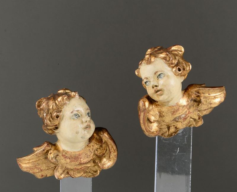Coppia di teste di angioletti in legno intagliato e dorato, XVIII secolo  - Asta Asta a tempo Scultura e Oggetti d'Arte - Cambi Casa d'Aste
