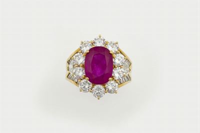 Anello con Rubino di Ct 6,72 con Diamanti Taglio Rotondo a Brillante, Taglio Cuore e Taglio Teppe...
