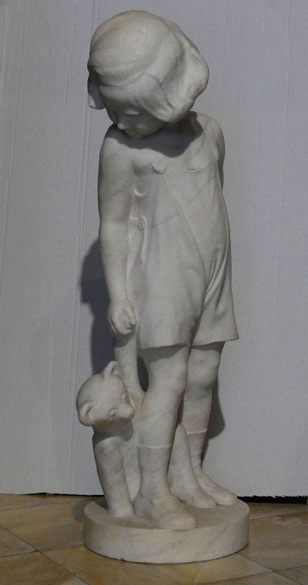 Statua in marmo raffigurante bimba con orsacchiotto, inizi XX secolo, firma di difficile lettura alla  [..]