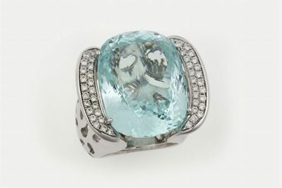 Anello con Grande Acquamarina e Diamanti