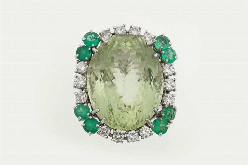 Anello con grande berillo giallo/verde con diamanti e smeraldi a contorno  - Asta Fine Jewels - Cambi Casa d'Aste
