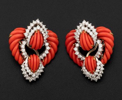 Orecchini con Corallo Inciso e Diamanti di Taglio a Brillante