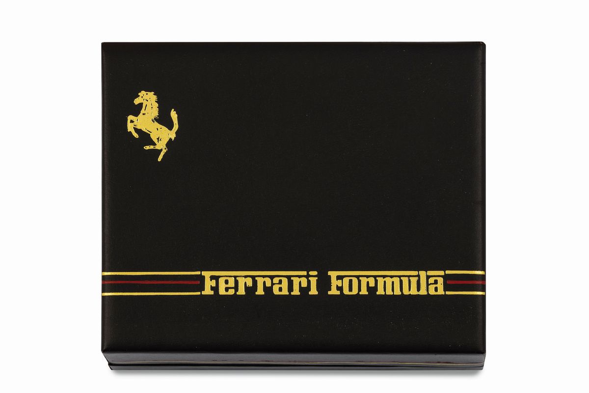 Ferrari, Set di 4 Orologi in Acciaio al Quarzo con Datario. Accompagnati dalle Scatole Originali....