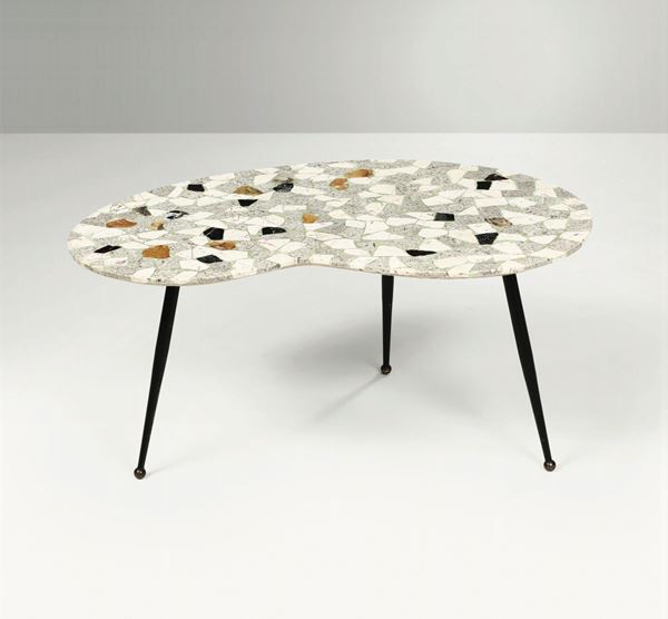 Tavolo basso con struttura in metallo laccato e piano in marmo.