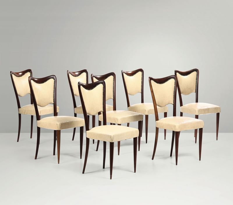 Otto sedie con struttura in legno e rivestimenti in skai.  - Auction Design - Cambi Casa d'Aste