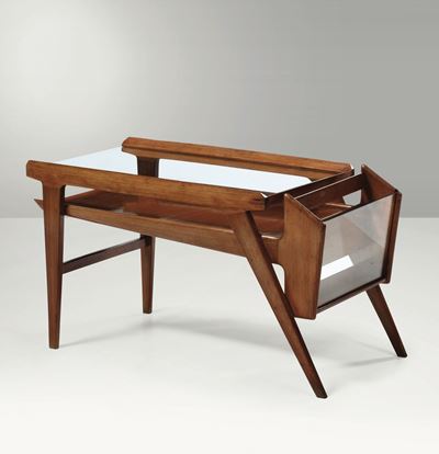 Tavolo Basso con Portariviste. Struttura in Legno e Piani in Vetro.