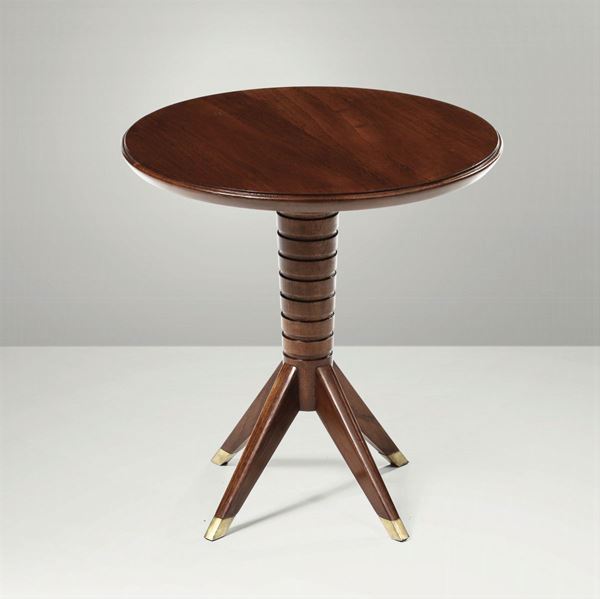 Tavolo basso con struttura in legno e puntali in ottone.