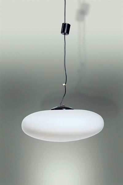Lampada a Sospensione con Struttura in Metallo Laccato e Diffusore in Vetro Opalino.
