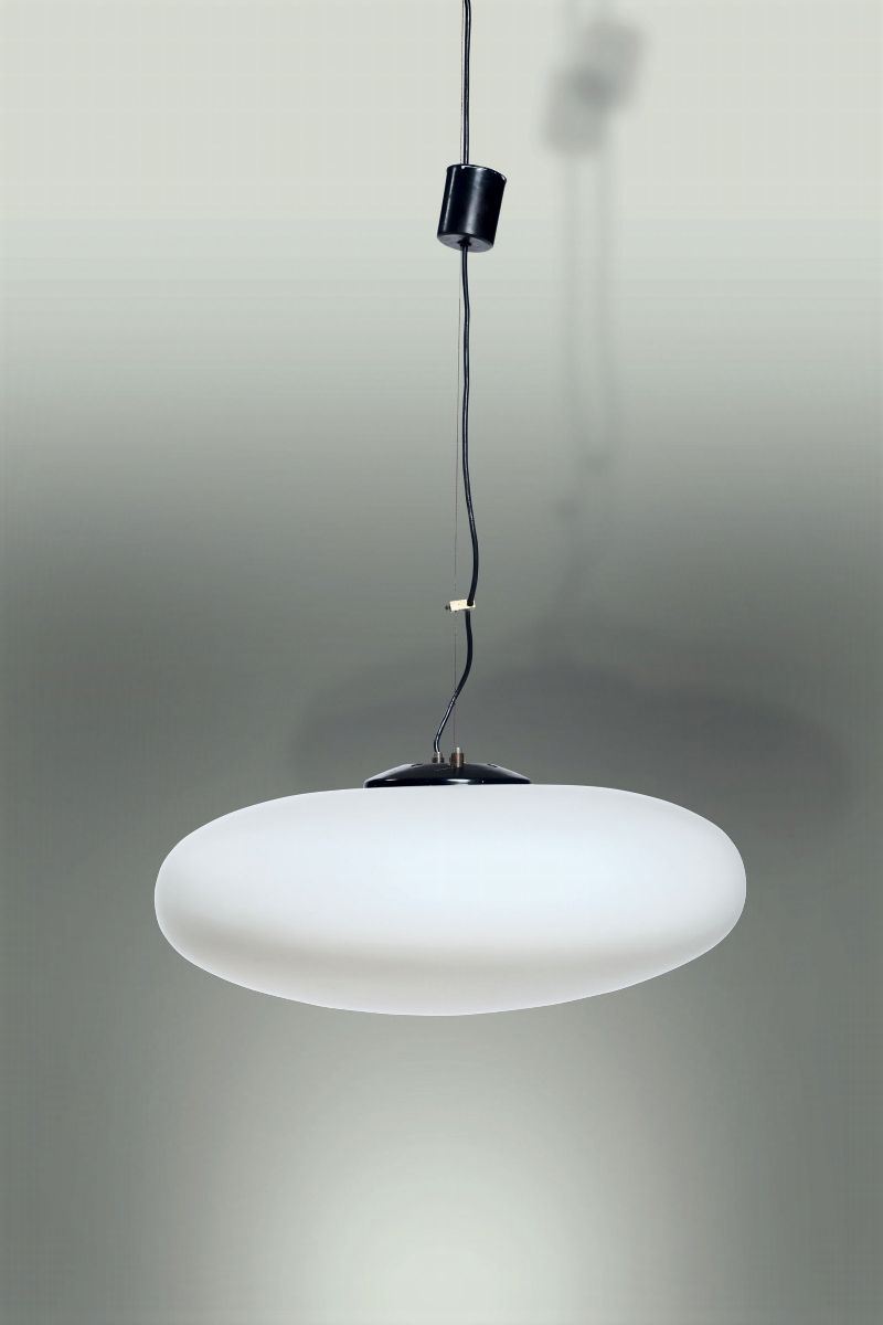 Lampada a sospensione con struttura in metallo laccato e diffusore in vetro opalino.  - Auction Design - Cambi Casa d'Aste