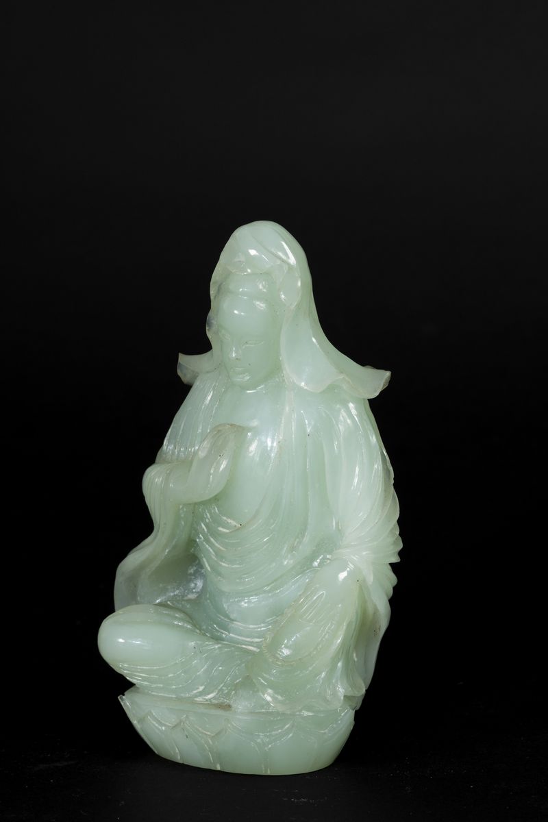 Figura di Lama Seduto su Fiore di Loto Scolpita in Giadeite, Cina, XX Secolo