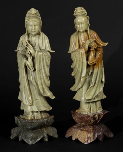 Coppia di Sculture in Saponaria Raffiguranti Guanyin con Vasi di Fiori, Cina, XIX Secolo