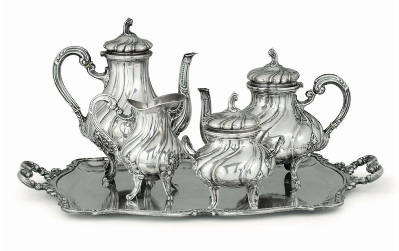 Servizio da tè in argento composto da caffettiera, teiera, lattiera, zuccheriera e vassoio  - Asta Antiquariato - Cambi Casa d'Aste