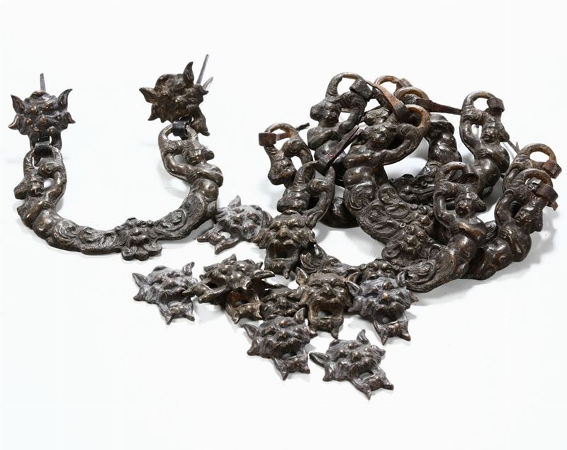 Lotto di otto maniglie in metallo con mascheroni, XVIII-XIX secolo  - Auction Timed Auction Sculpture and Works of Art - Cambi Casa d'Aste