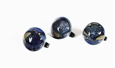 Tre Appendiabiti con Struttura in Ceramica Smaltata e Metallo.