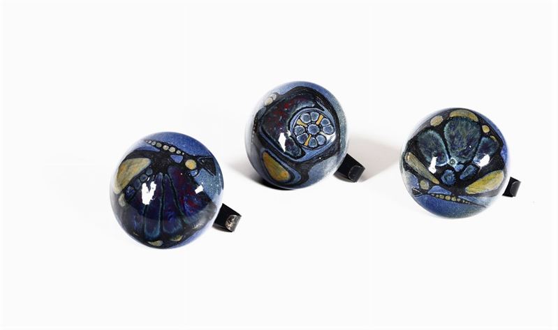 Tre appendiabiti con struttura in ceramica smaltata e metallo.  - Auction Design - Cambi Casa d'Aste